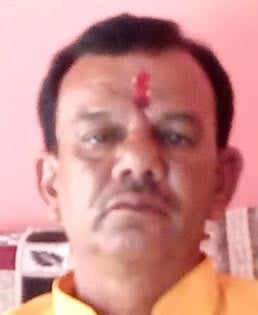 बारिश के बाद खराब हुई शिमला मिर्च को खेत में जोतते किसान। संवाद बारिश के बाद खराब हुई शिमला मिर्च को खेत में जोतते किसान। संवाद