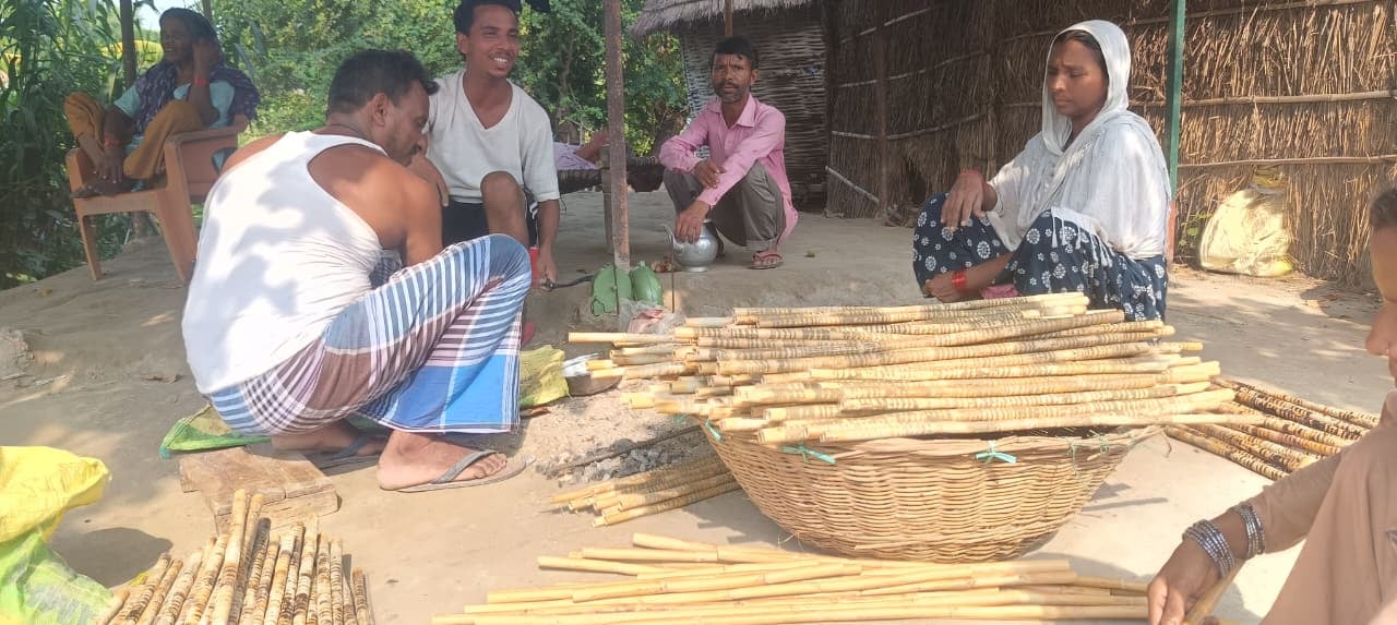 बांसुरी बनाते ग्रामीण कारीगर बांसुरी बनाते ग्रामीण कारीगर