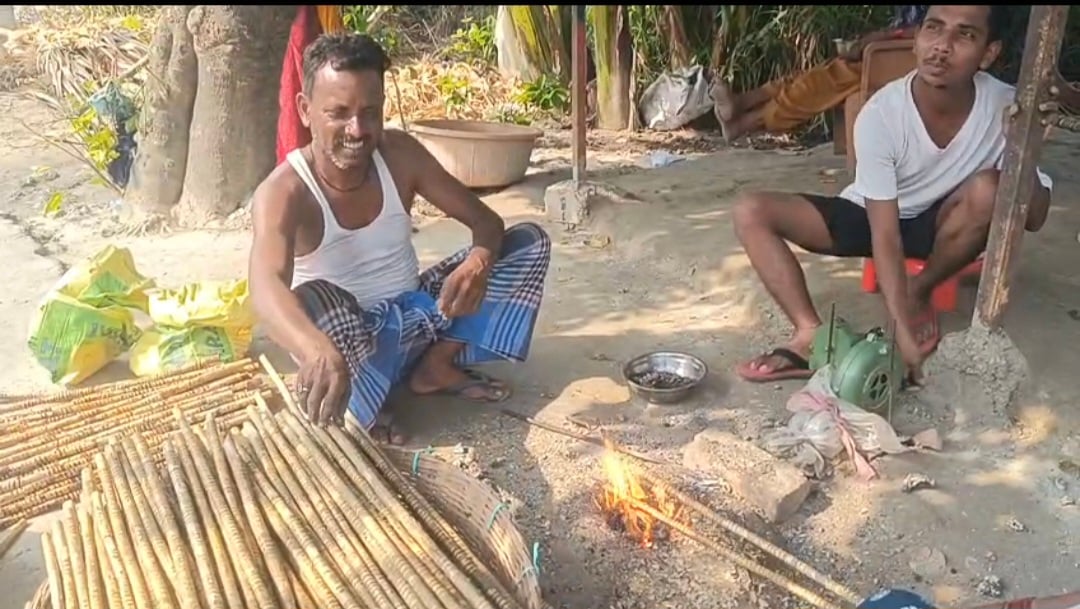 बांसुरी बनाते ग्रामीण कारीगर बांसुरी बनाते ग्रामीण कारीगर