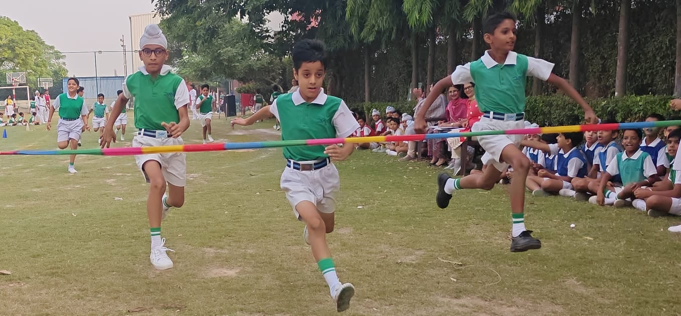 छावनी स्थित रिवरसाइड डीएवी पब्लिक स्कूल में खेल प्रतियोगिता में दौड़ लगाती छात्राएं। स्कूल छावनी स्थित रिवरसाइड डीएवी पब्लिक स्कूल में खेल प्रतियोगिता में दौड़ लगाती छात्राएं। स्कूल