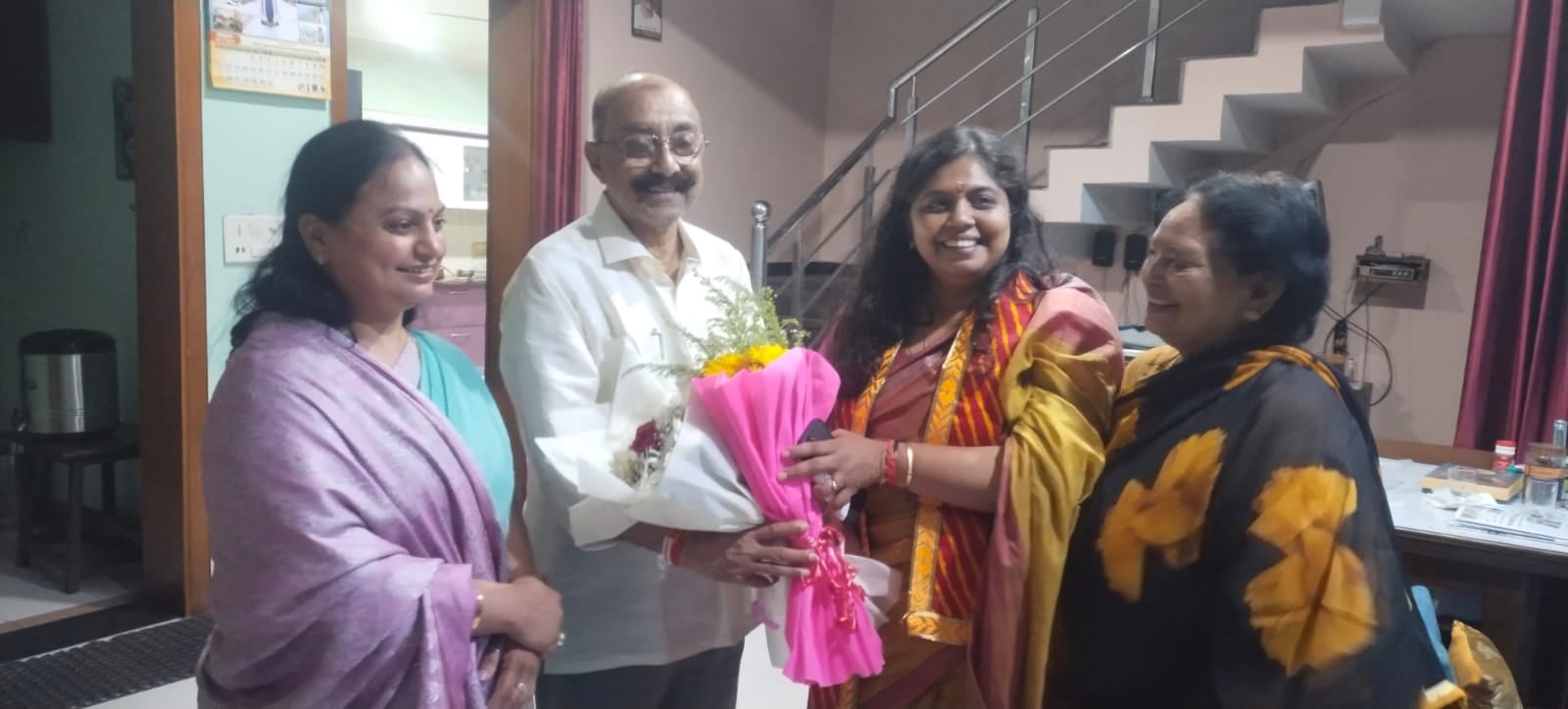 एमएलसी कुंवर महाराज सिंह के आवास पहुंची राज्यसभा सांसद श्रुति गंगवार, हुआ भव्य स्वागत। फोटो स्र एमएलसी कुंवर महाराज सिंह के आवास पहुंची राज्यसभा सांसद श्रुति गंगवार, हुआ भव्य स्वागत। फोटो स्र