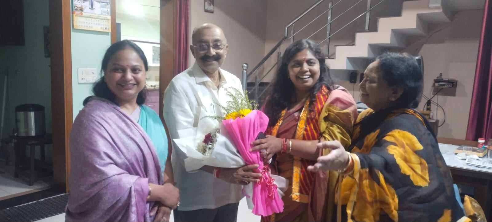एमएलसी कुंवर महाराज सिंह के आवास पहुंची राज्यसभा सांसद श्रुति गंगवार, हुआ भव्य स्वागत। फोटो स्र एमएलसी कुंवर महाराज सिंह के आवास पहुंची राज्यसभा सांसद श्रुति गंगवार, हुआ भव्य स्वागत। फोटो स्र