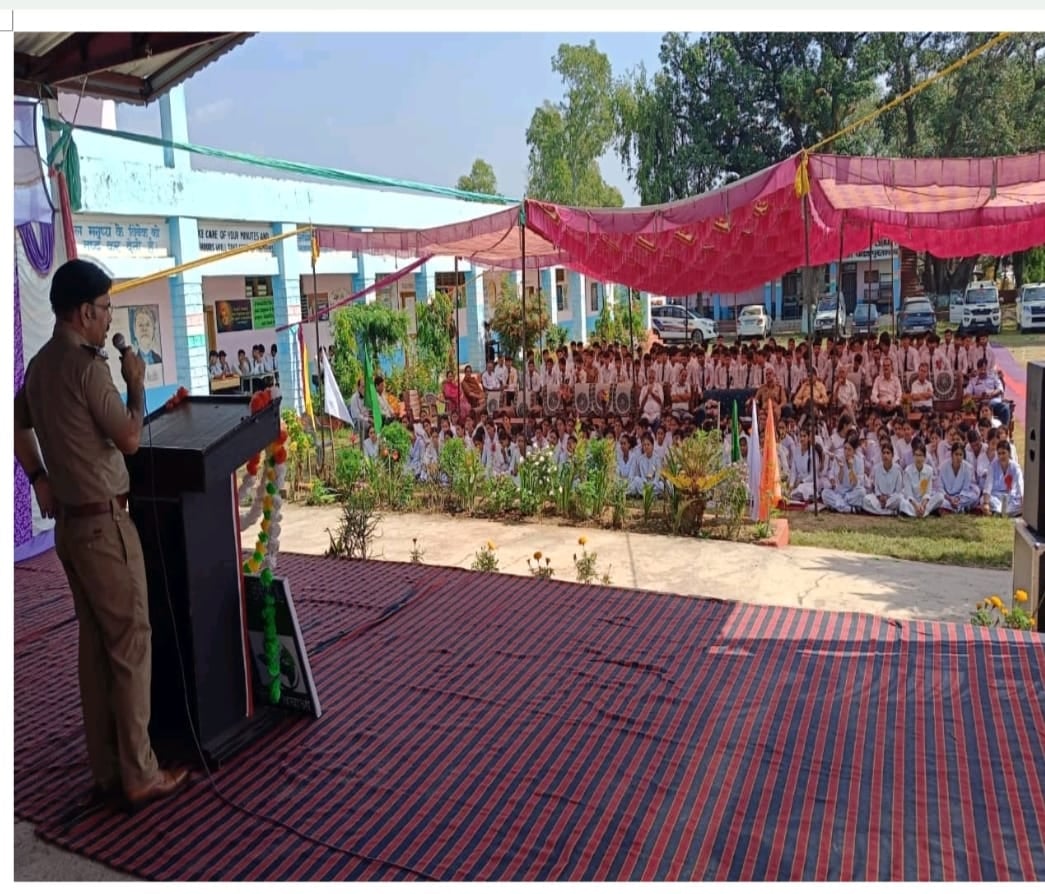 एसएसपी ट्रैफिक ने बिलावर-बसोहली में परखी यातायात व्यवस्था, विद्यार्थियों को दिए सड़क सुरक्षा के एसएसपी ट्रैफिक ने बिलावर-बसोहली में परखी यातायात व्यवस्था, विद्यार्थियों को दिए सड़क सुरक्षा के