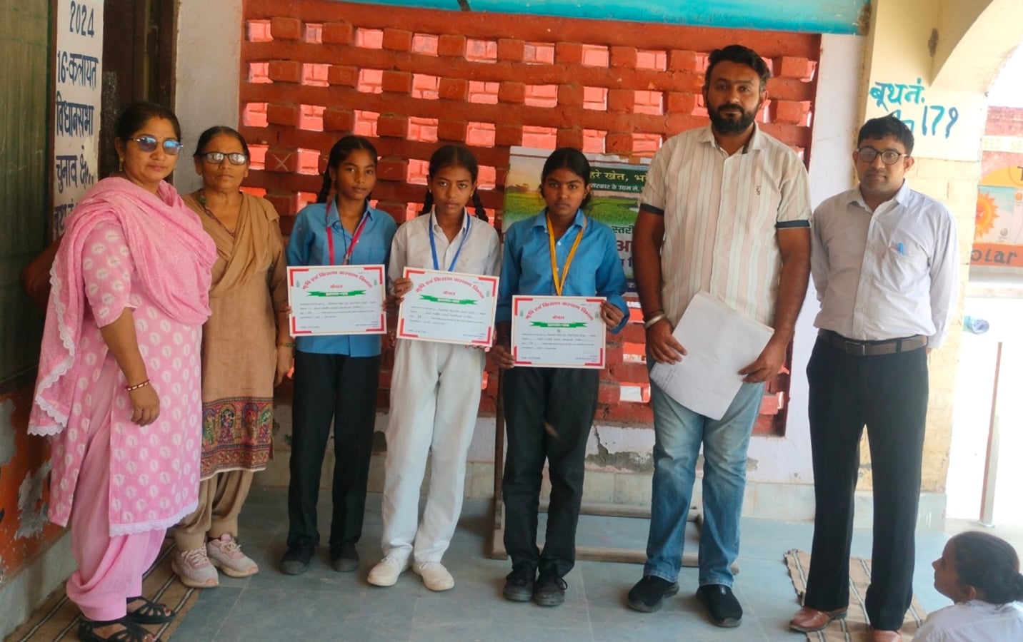 फसल अवशेष प्रबंधन को लेकर आयोजित चित्रकला एवं स्लोगन प्रतियोगिता में भाग लेते विद्यार्थी। विज्ञ फसल अवशेष प्रबंधन को लेकर आयोजित चित्रकला एवं स्लोगन प्रतियोगिता में भाग लेते विद्यार्थी। विज्ञ