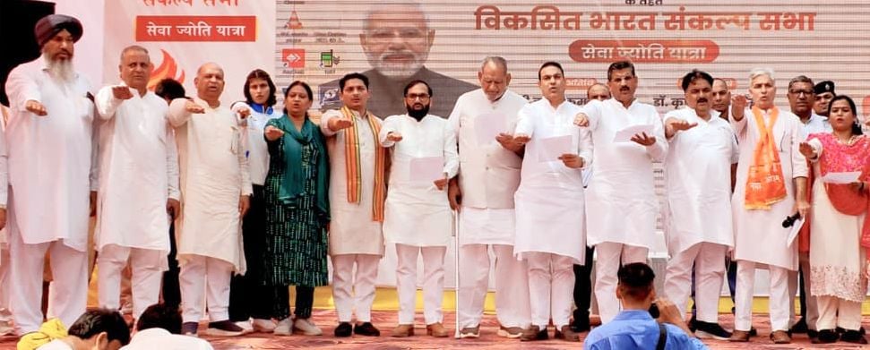 फोटो 07जेएनडी10-सेवा संकल्प अभियान के तहत ज्योति जलाते हुए मंत्री, विधायक और पदाधिकारी। संवाद फोटो 07जेएनडी10-सेवा संकल्प अभियान के तहत ज्योति जलाते हुए मंत्री, विधायक और पदाधिकारी। संवाद