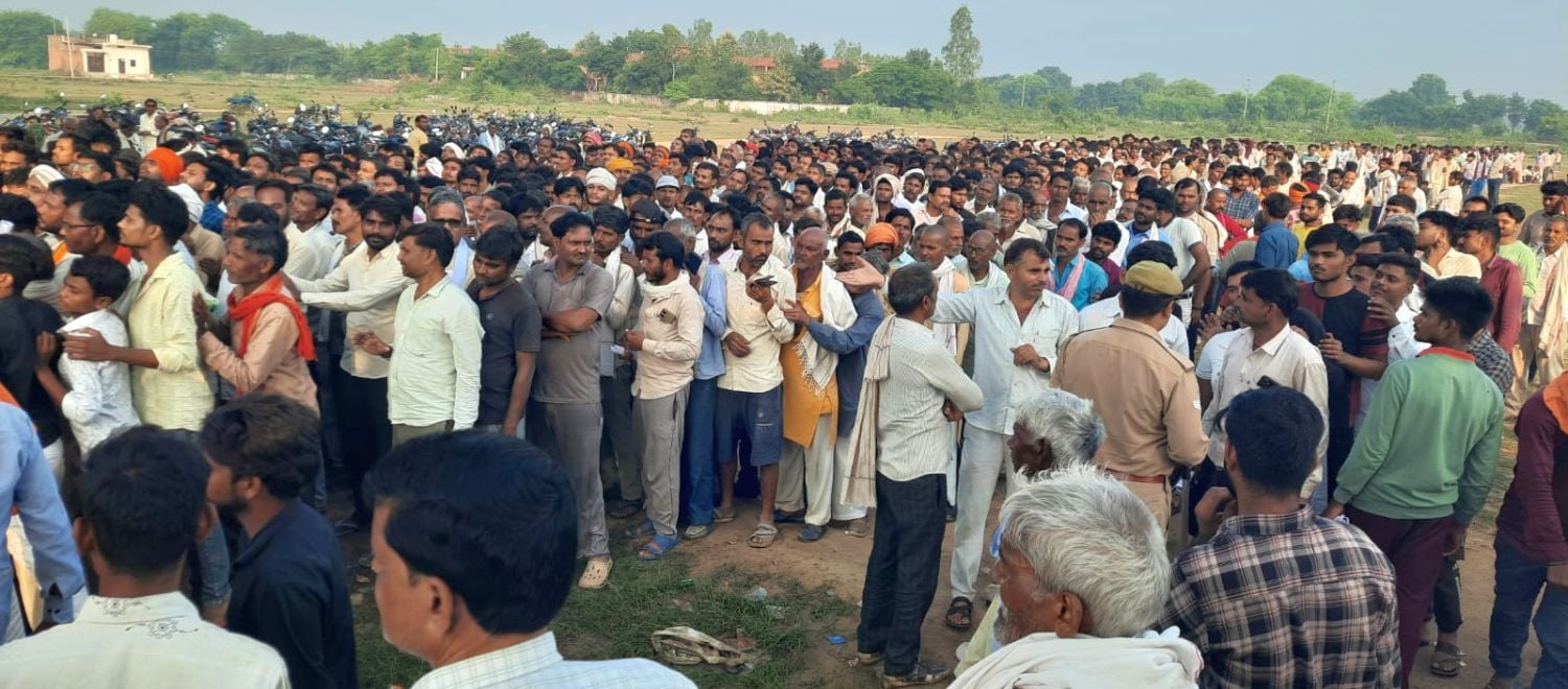 फोटो 08 एमएएचपी 10 परिचय-खाद के लिए लंबी-लंबी कतार में लगे महिला व पुरुष किसान। संवाद
