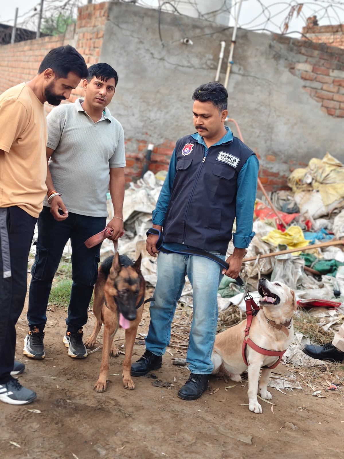 फोटो 1 नरवाना। मकान के अंदर तलाशी लेते हुए पुलिस। स्रोत पुलिस फोटो 1 नरवाना। मकान के अंदर तलाशी लेते हुए पुलिस। स्रोत पुलिस