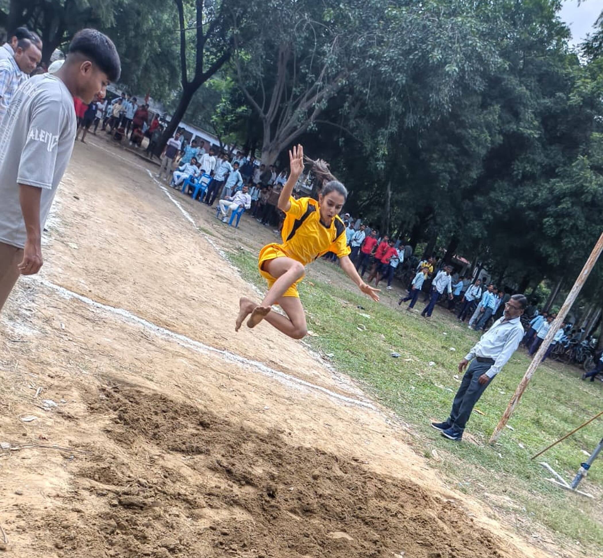 फोटो-32-धाता इंटर कॉलेज में ब्लाक स्तरीय खेलकूद प्रतियोगिता के दौरान लंबी कूद में प्रतिभाग करती