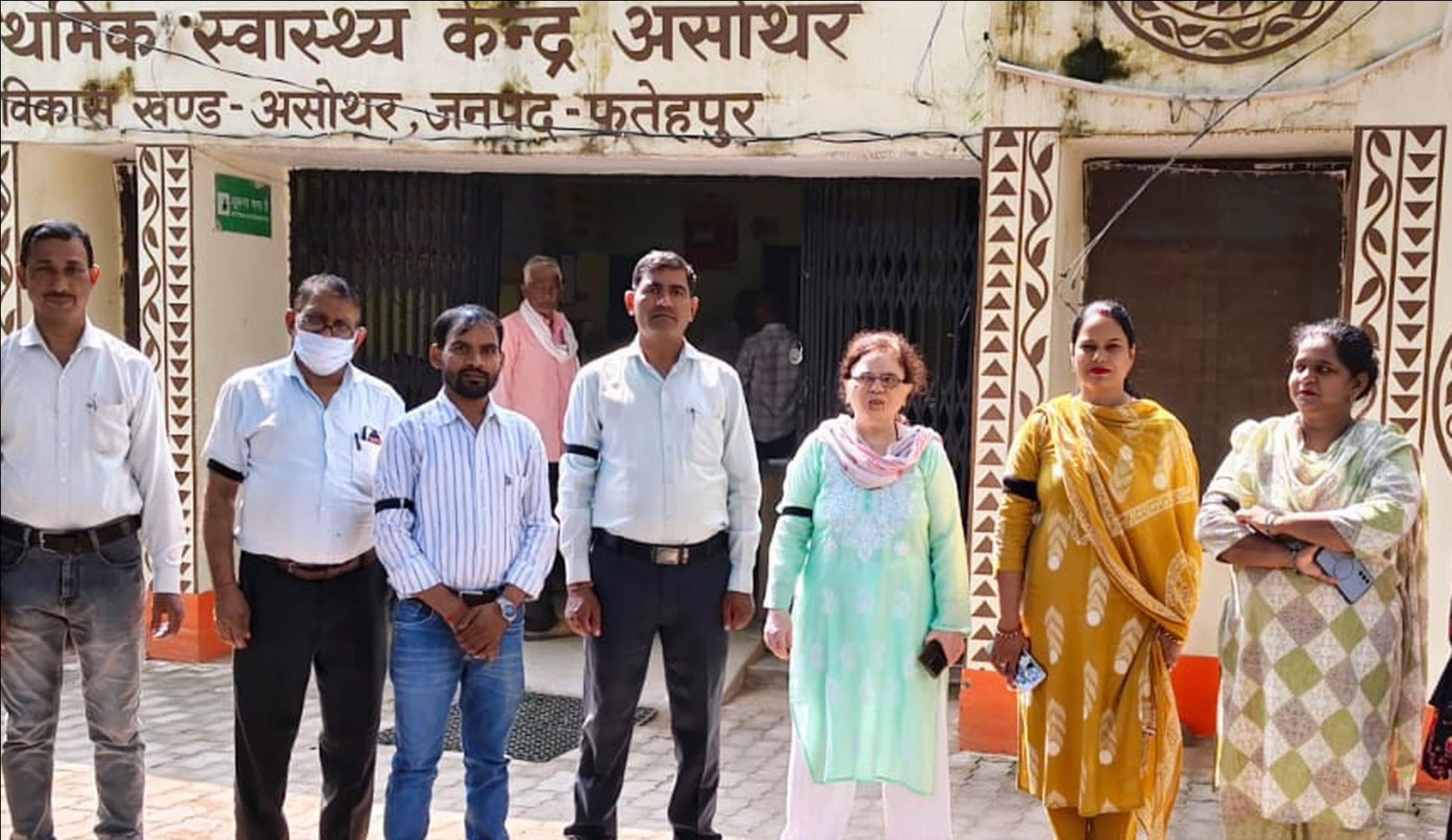 फोटो-33-असोथर पीएचसी में काली पट्टी बांध विरोध जताते कर्मी। संवाद फोटो-33-असोथर पीएचसी में काली पट्टी बांध विरोध जताते कर्मी। संवाद