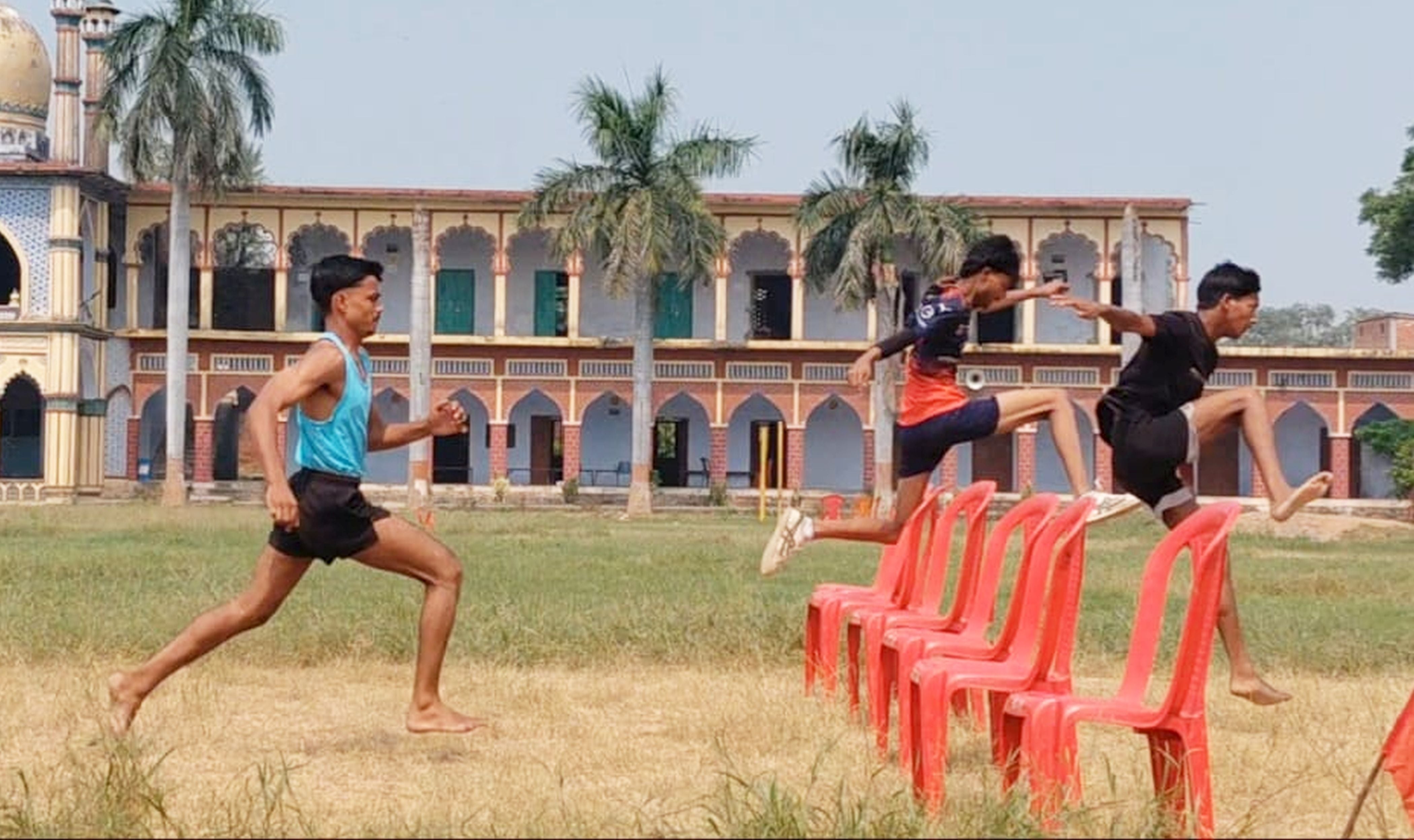 फोटो-34-बाधा दौड़ में प्रतिभाग करता प्रतिभागी। संवाद