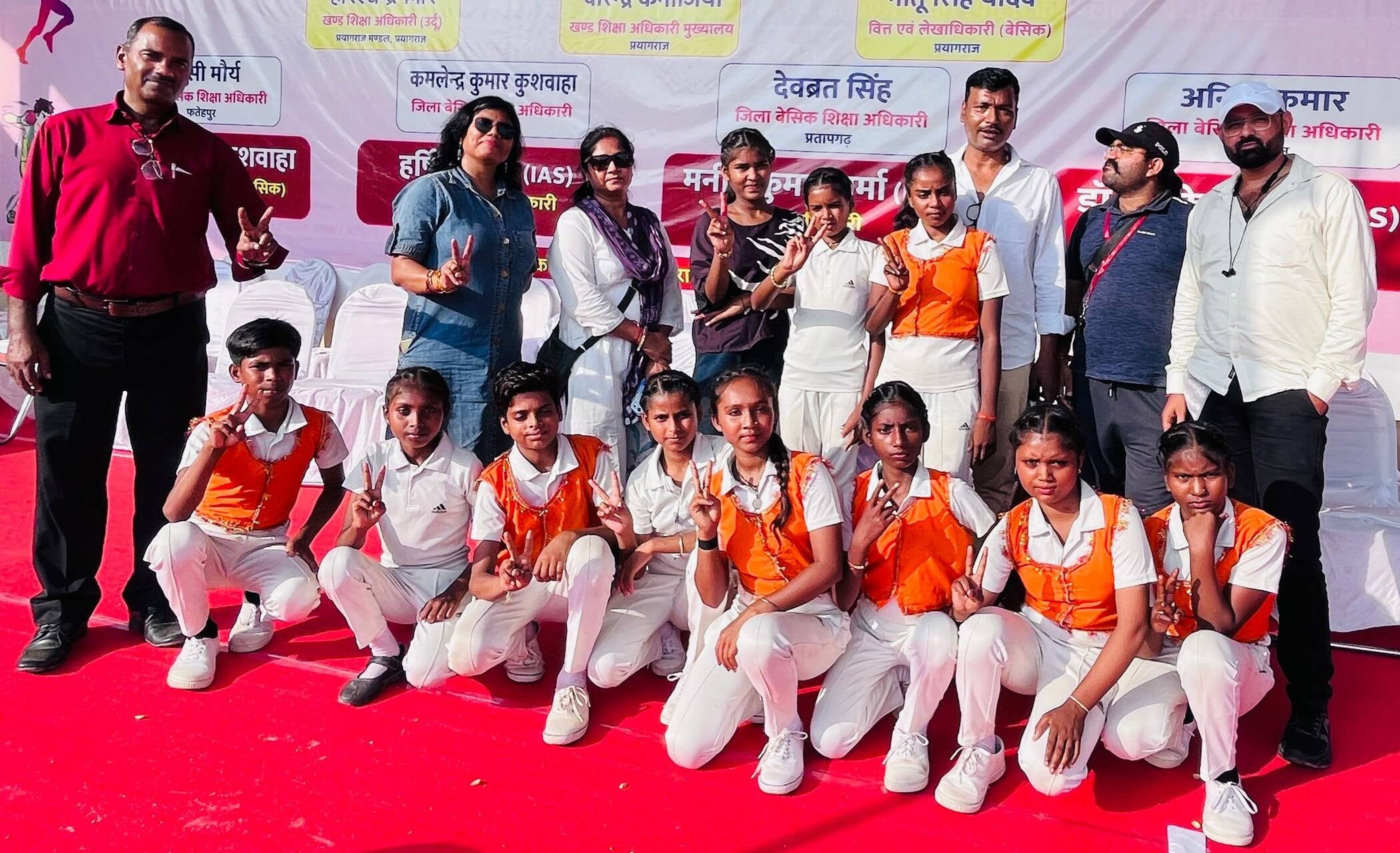 फोटो-57-प्रयागराज में आयाेजित खेल कूद में अव्वल आए छात्र साथ में खड़े शिक्षक। स्रोत: स्वयं
