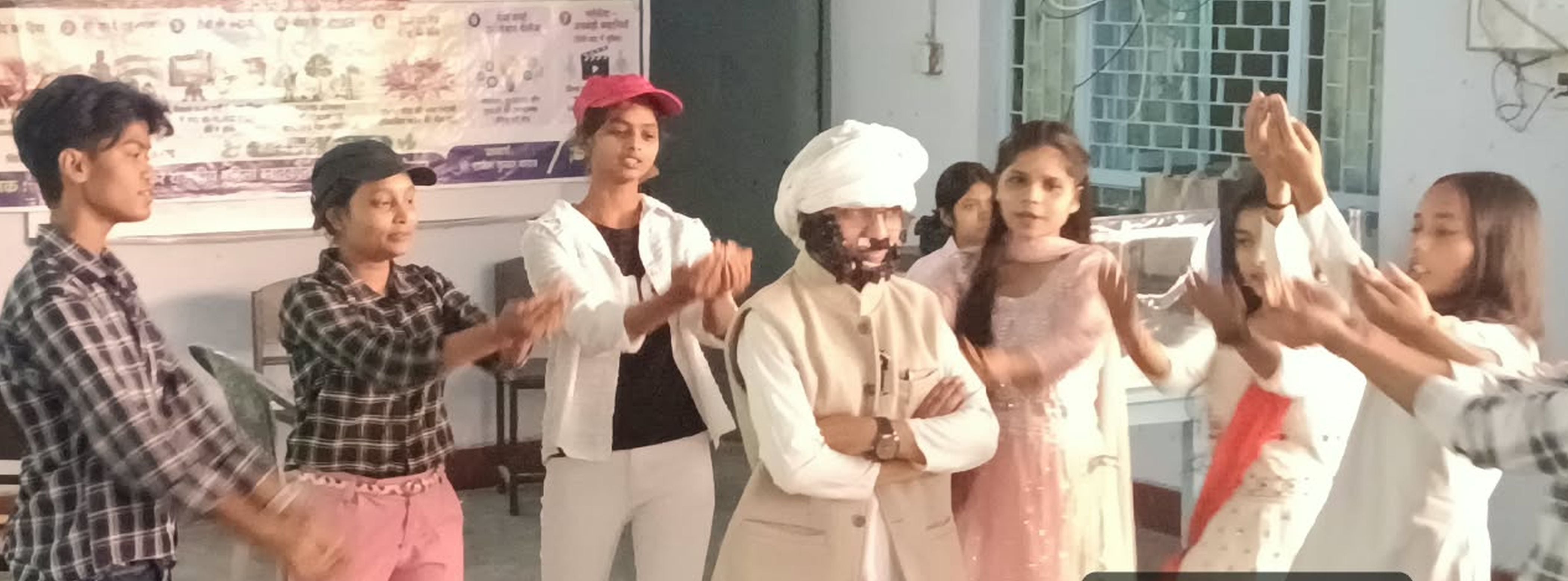 फोटो-60-नाट्य मंचन प्रस्तुत करतीं छात्राएं। स्रोत: विद्यालय