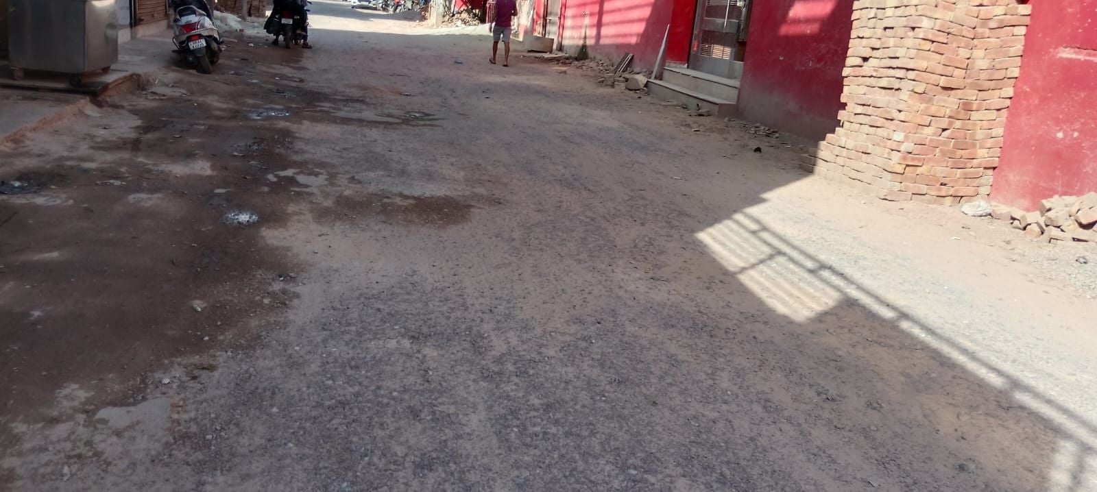 फोटो संख्या:55- रेलवे फाटक से मसानी चौक तक जर्जर मार्ग से गुजरते वाहन--संवाद फोटो संख्या:55- रेलवे फाटक से मसानी चौक तक जर्जर मार्ग से गुजरते वाहन--संवाद