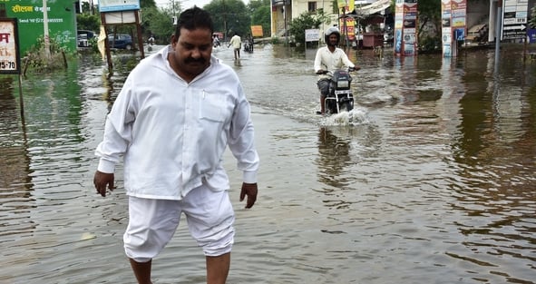 गोमती में बाढ़। गोमती में बाढ़।