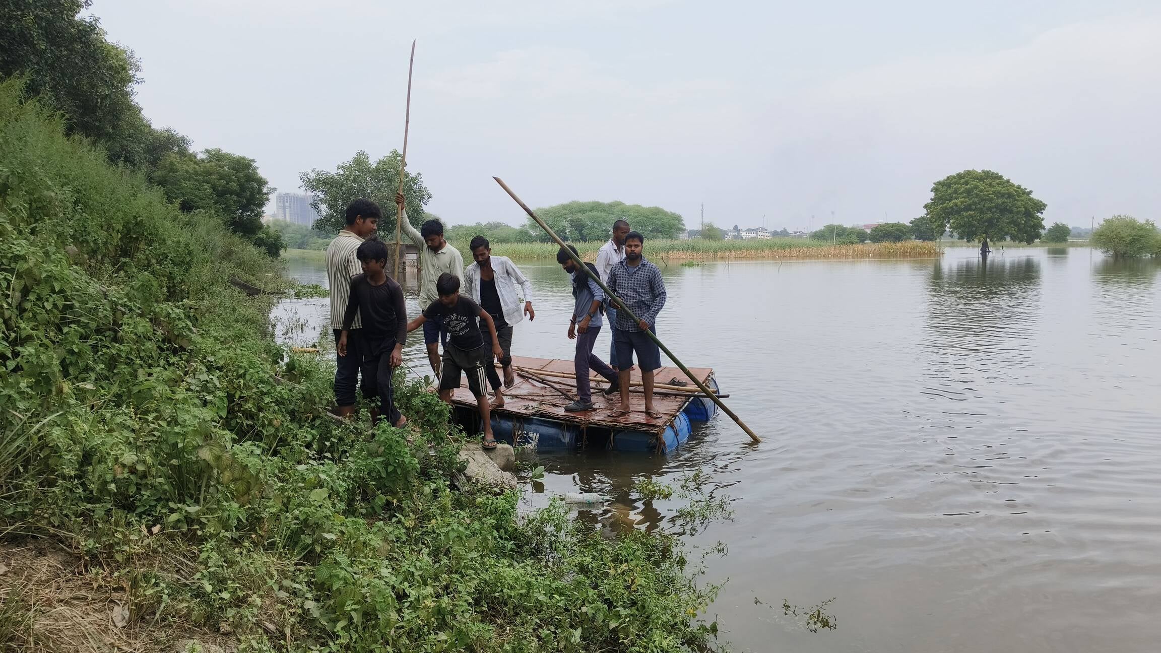 घैला गांव में बाढ़ का पानी। घैला गांव में बाढ़ का पानी।