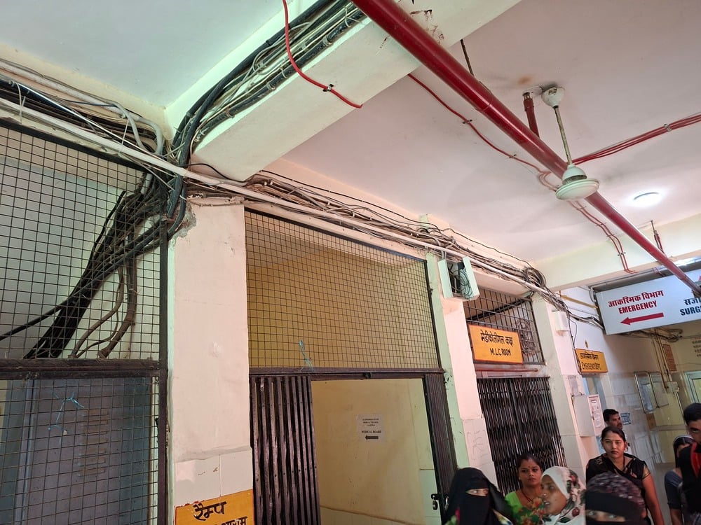 इमरजेंसी में खुला पड़ा विद्युत बॉक्स व तार