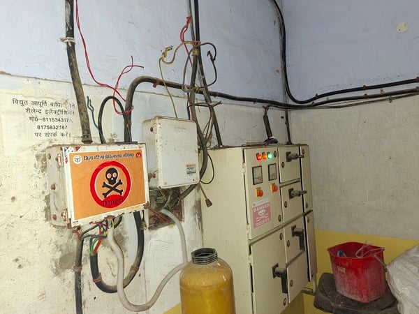 इमरजेंसी में खुला पड़ा विद्युत बॉक्स व तार