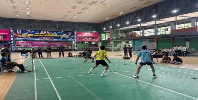 इंटर कॉलेज वॉलीबाल  प्रतियोगिता का मुकाबला खेलते खिलाड़ी। जम्मू विश्वविद्यालय