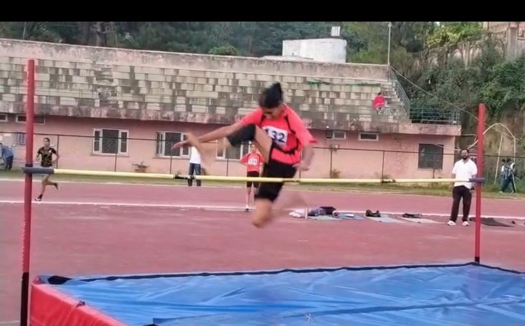 जिला स्तरीय अंडर-19 एथलेटिक्स प्रतियोगिता  के दौरान दौड़ लगाते खिलाड़ी। स्रोत संस्थान