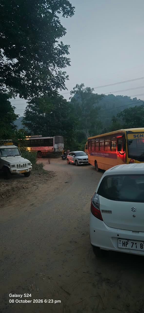 कौलांवालाभूड के गुलरिया में भूस्खलन के बाद सड़क बंद होने पर नदी से रास्ता निकालती मशीन। स्रोत ग