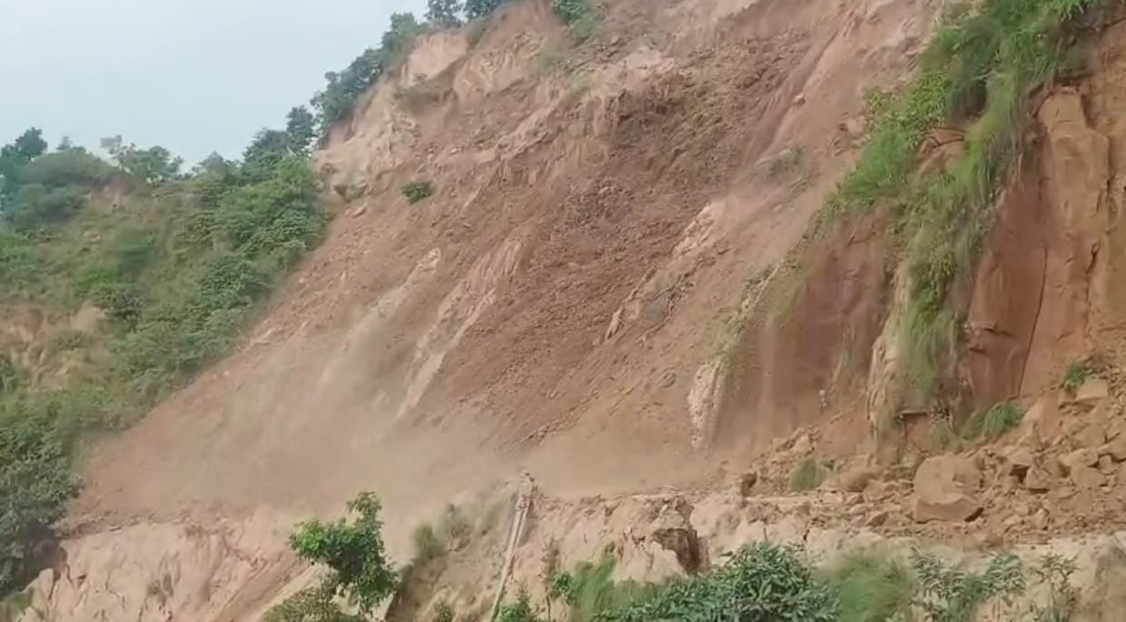 कौलांवालाभूड के गुलरिया में भूस्खलन के बाद सड़क बंद होने पर नदी से रास्ता निकालती मशीन। स्रोत ग