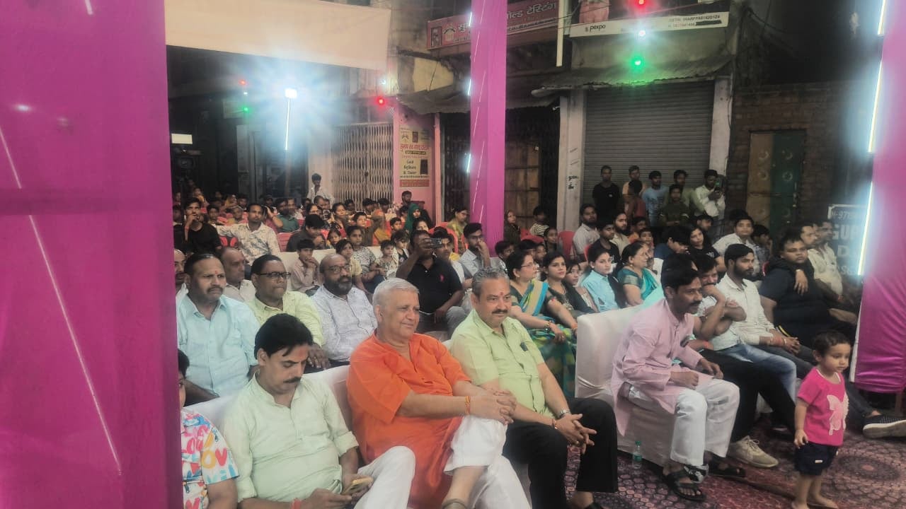 कासगंज के बारहद्वारी पर रावण, कुंभकरण, विभीषण की लीला का मंच करते कलाकार। सा्रेत : संवाद कासगंज के बारहद्वारी पर रावण, कुंभकरण, विभीषण की लीला का मंच करते कलाकार। सा्रेत : संवाद