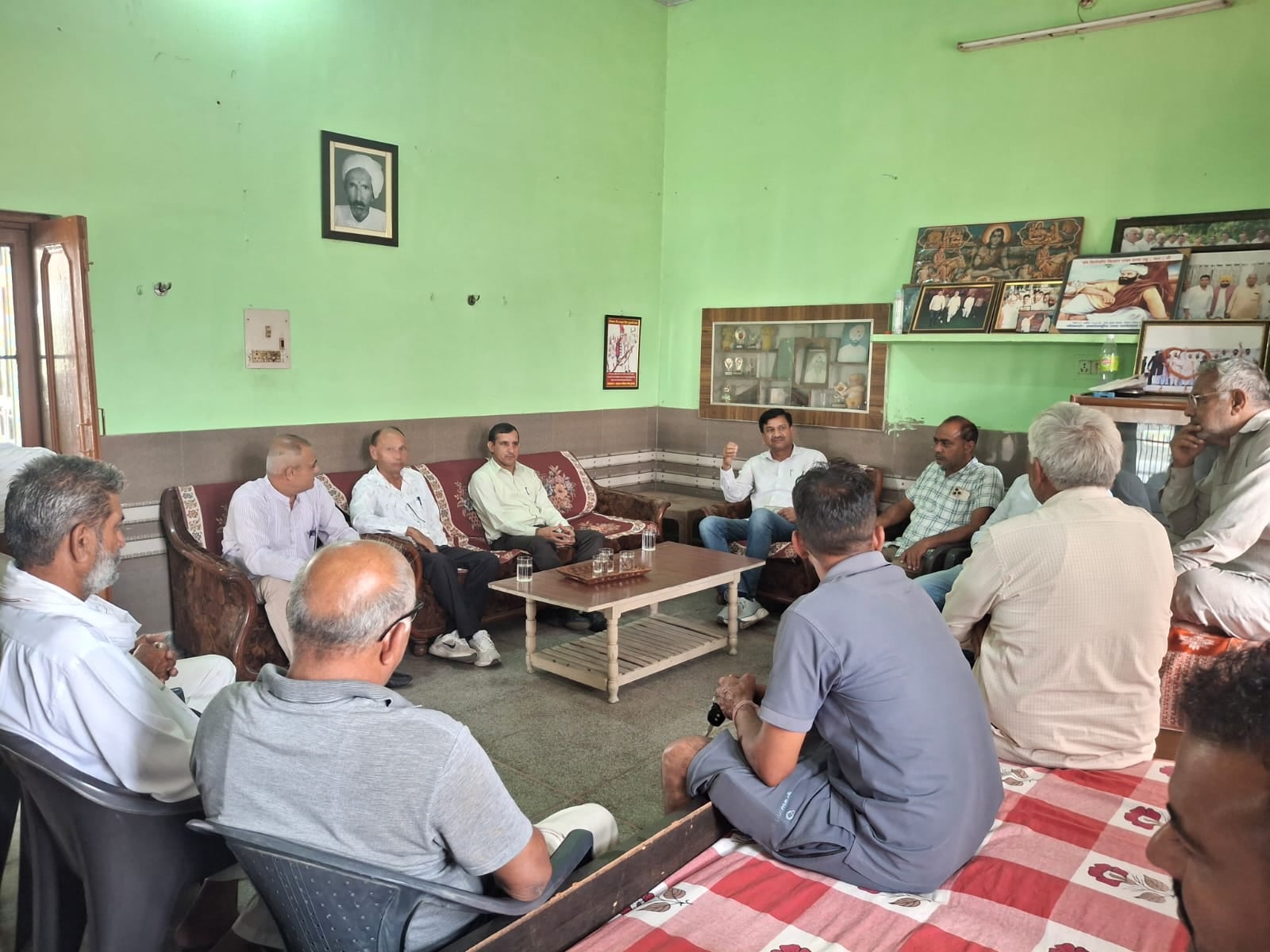किसानों के साथ बैठक करते हुए प्रबंध निदेशक व अन्य। विज्ञप्ति किसानों के साथ बैठक करते हुए प्रबंध निदेशक व अन्य। विज्ञप्ति
