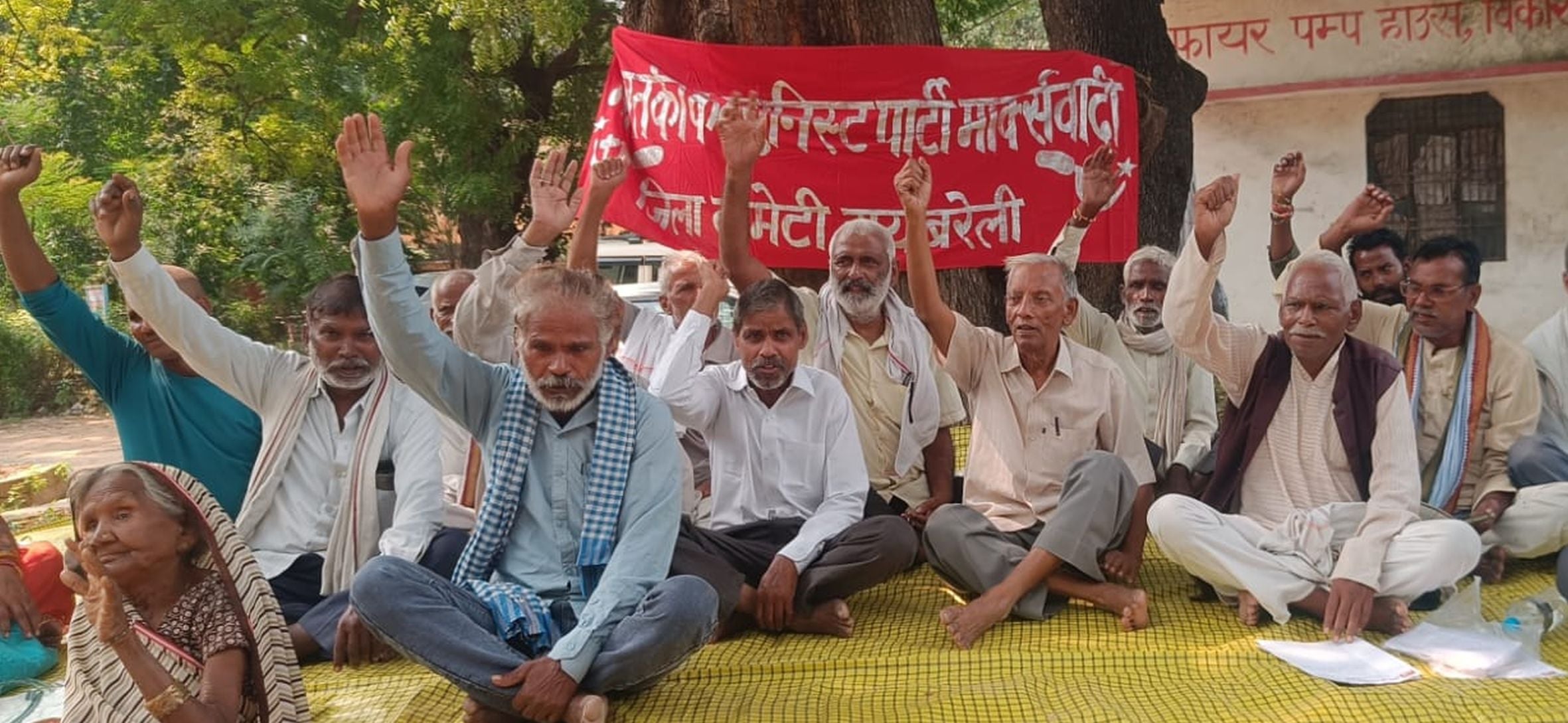 लालगंज कस्बा में पैदल मार्च निकालते कांग्रेसी। लालगंज कस्बा में पैदल मार्च निकालते कांग्रेसी।
