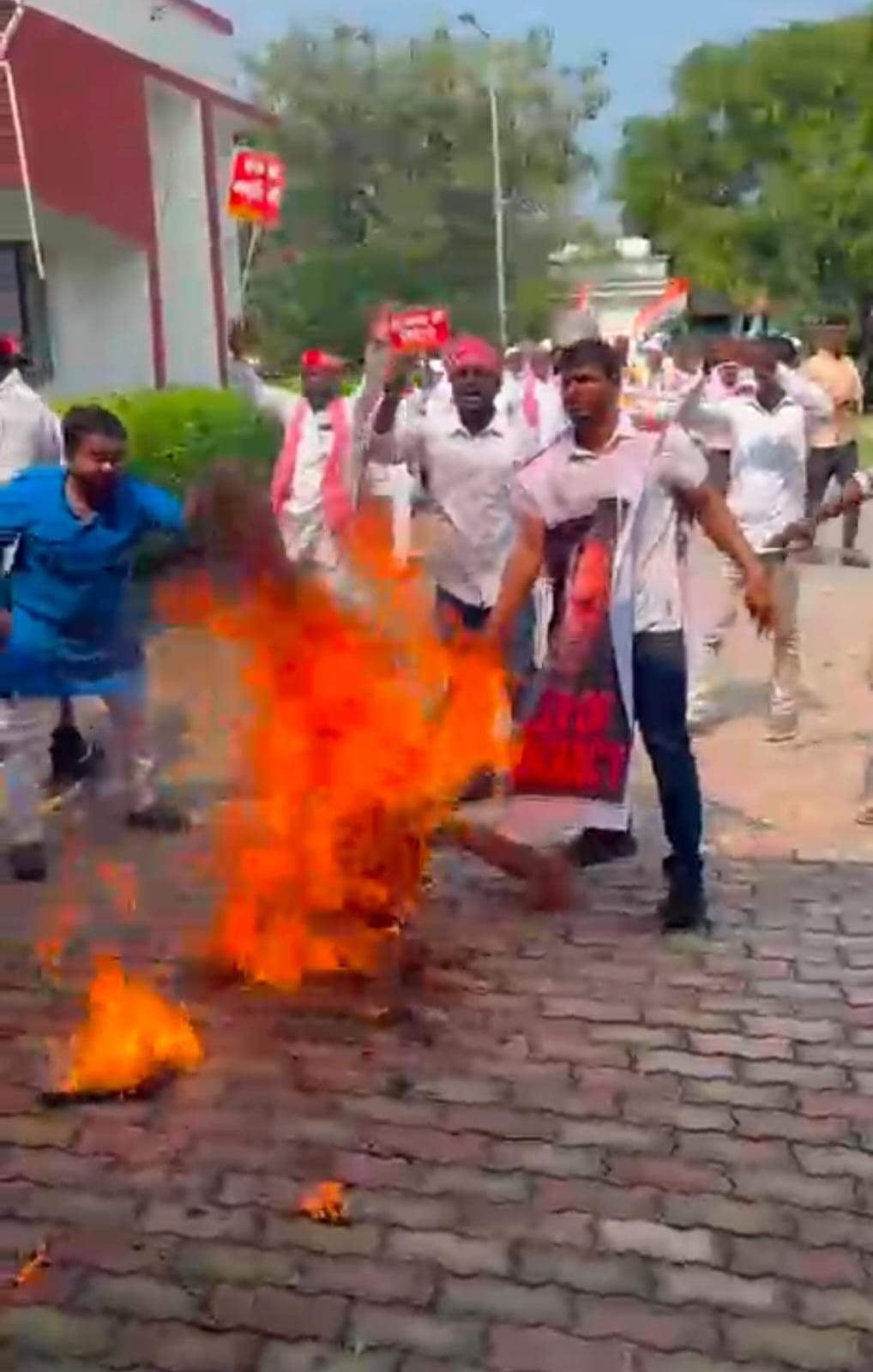 मुख्यालय पर जुलूस निकालते सपा कार्यकर्ता। संवाद