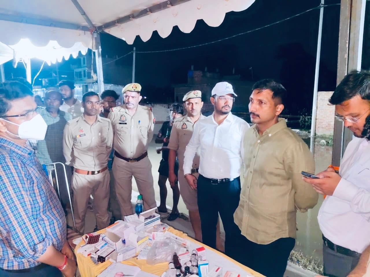 निरीक्षण करने पहुंचे डीएम। निरीक्षण करने पहुंचे डीएम।