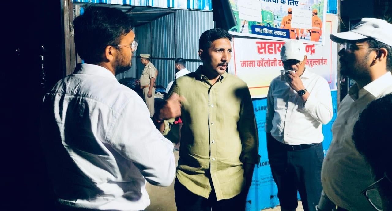 निरीक्षण करने पहुंचे डीएम। निरीक्षण करने पहुंचे डीएम।