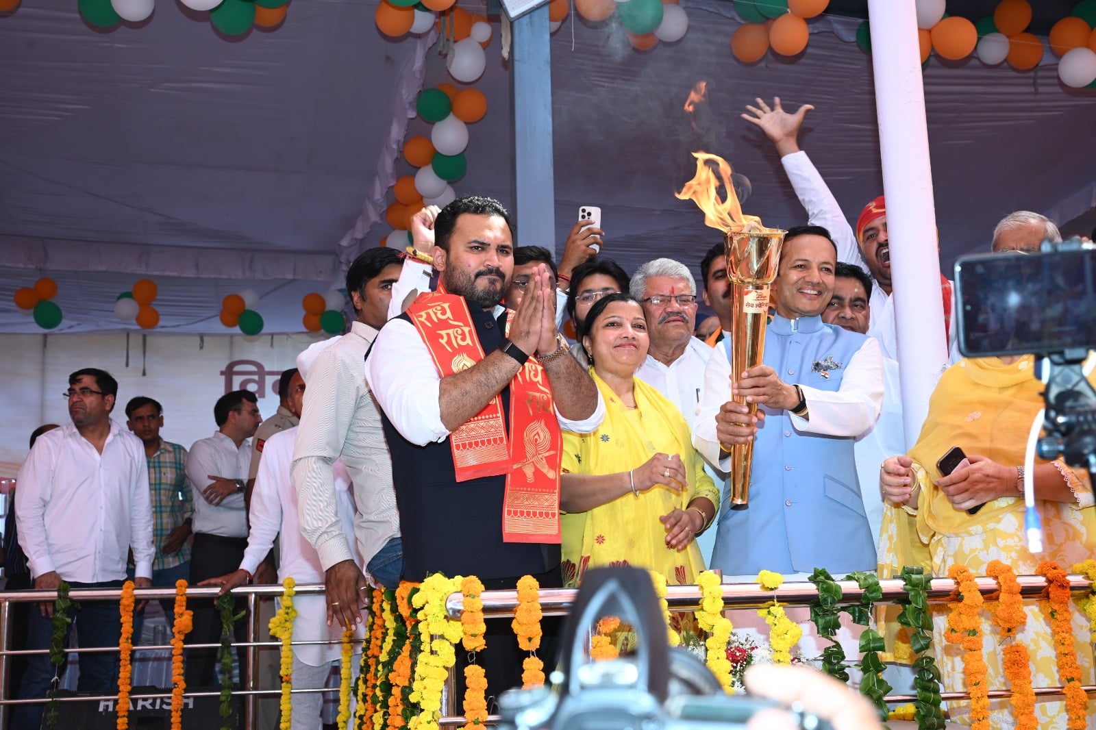 पुलिस लाइन में मशाल प्रज्ज्वलित करते सांसद नवीन जिंदल। विज्ञप्ति