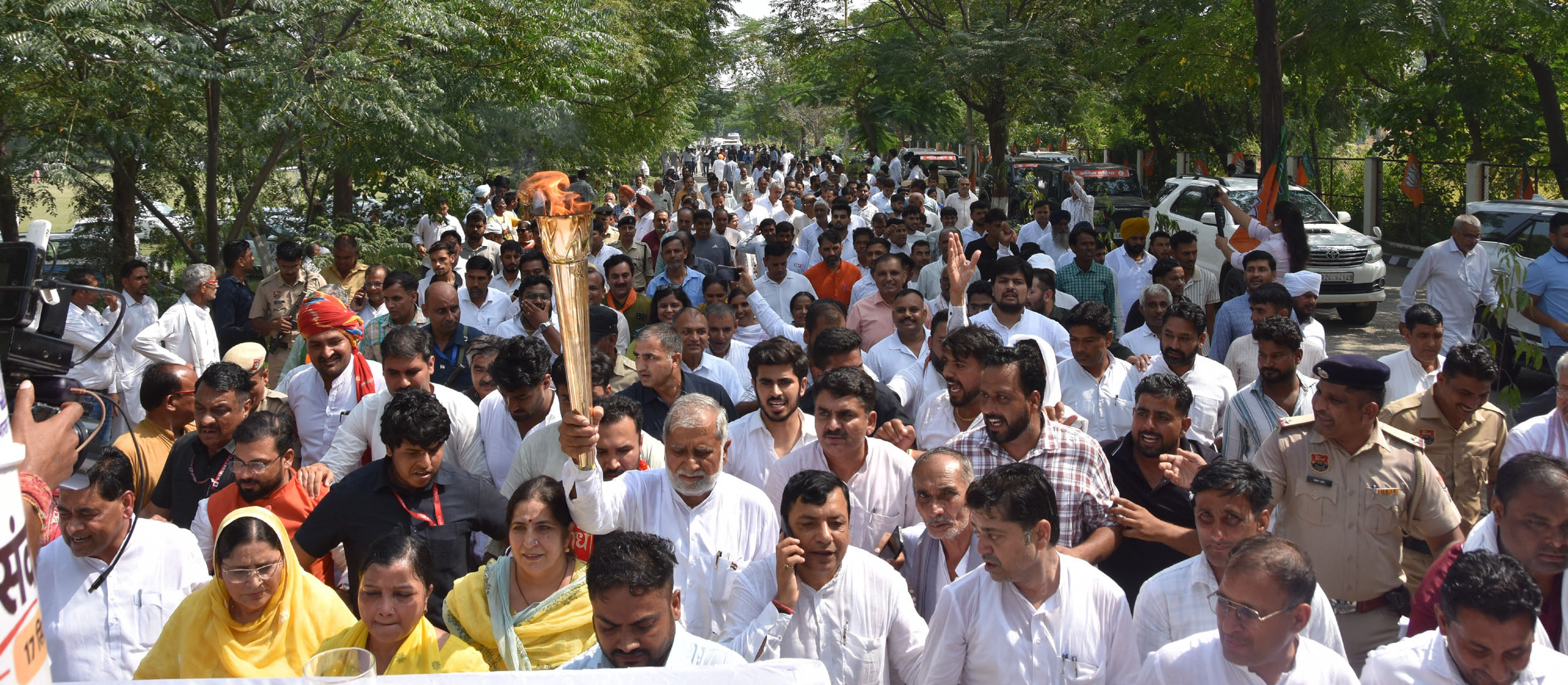 पुलिस लाइन में मशाल प्रज्ज्वलित करते सांसद नवीन जिंदल। विज्ञप्ति