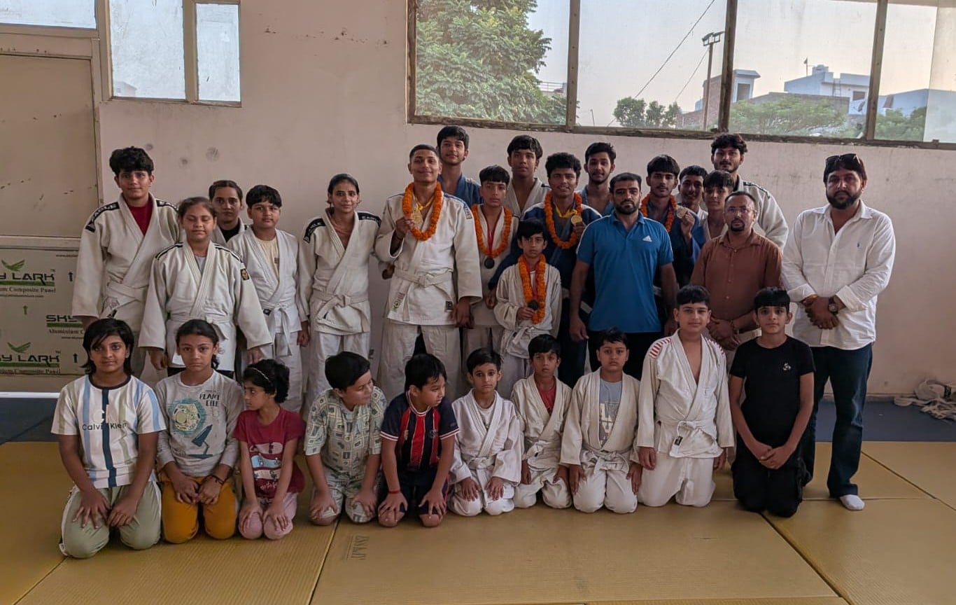 पदक विजेता खिलाड़ी कोच व स्टाफ के साथ। कोच पदक विजेता खिलाड़ी कोच व स्टाफ के साथ। कोच