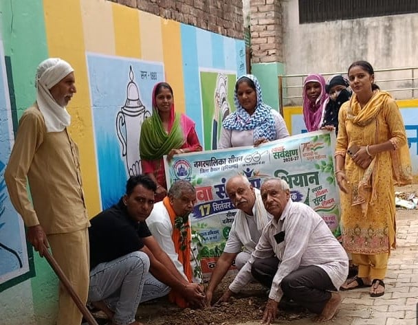 पौधरोपण करते हुए भाजपा नेता व कार्यकर्ता। विज्ञप्ति