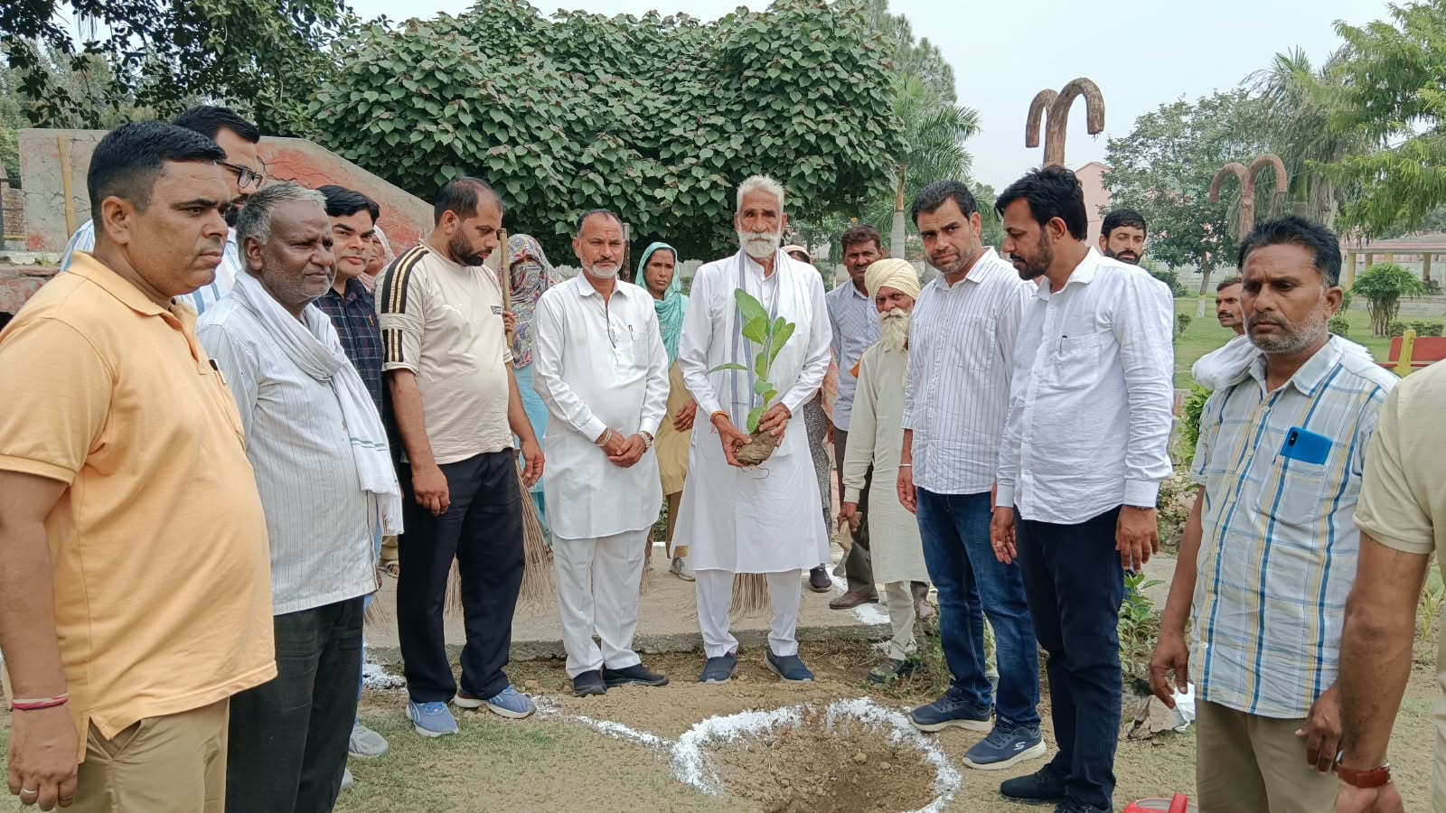 पौधारोपण करते मार्केट कमेटी चेयरमैन जगमाल राणा व अन्य। विज्ञप्ति पौधारोपण करते मार्केट कमेटी चेयरमैन जगमाल राणा व अन्य। विज्ञप्ति