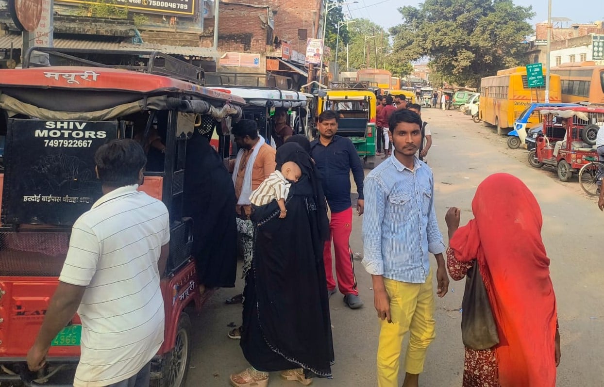 रोडवेज बस अड्डे के सामने से निकलता डग्गामार वाहन। संवाद