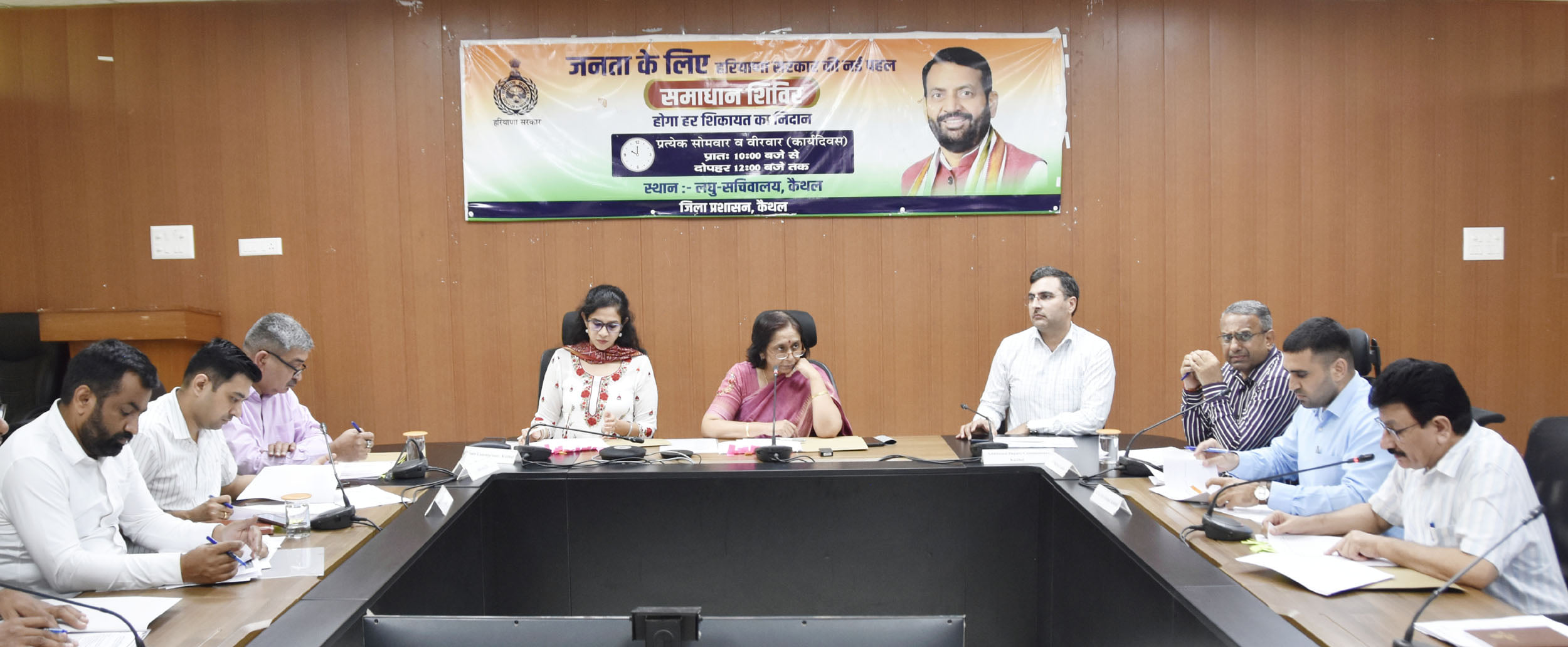 राजस्व एवं प्रशासनिक अधिकारियों की समीक्षा बैठक लेते हुए मंडलायुक्त। विज्ञप्ति