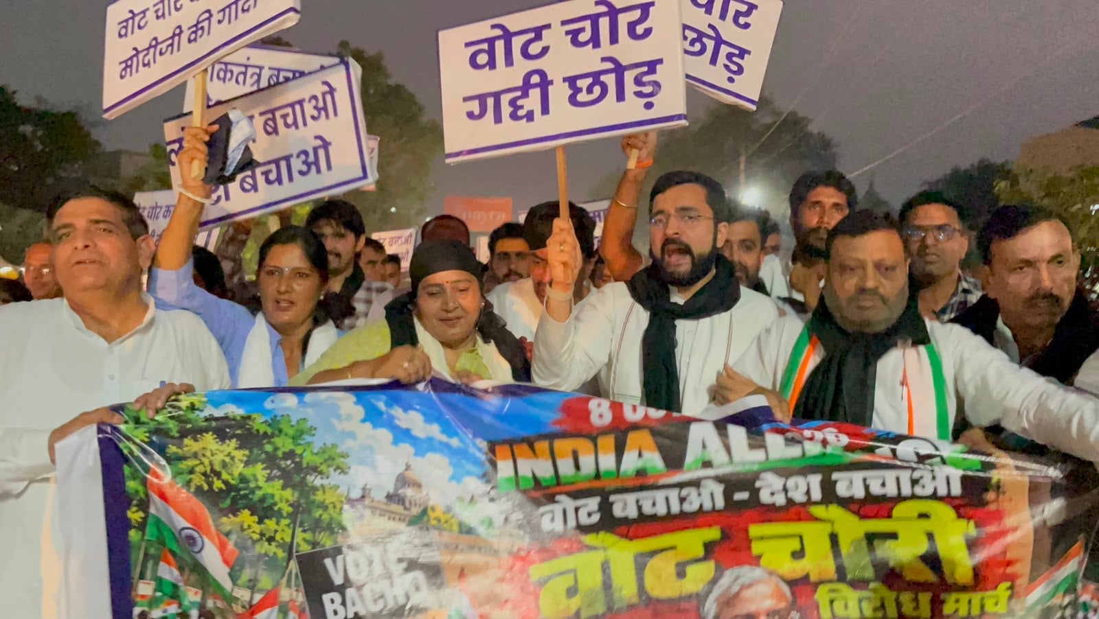 रोष मार्च निकालते कांग्रेस नेता व कार्यकर्ता। विज्ञप्ति