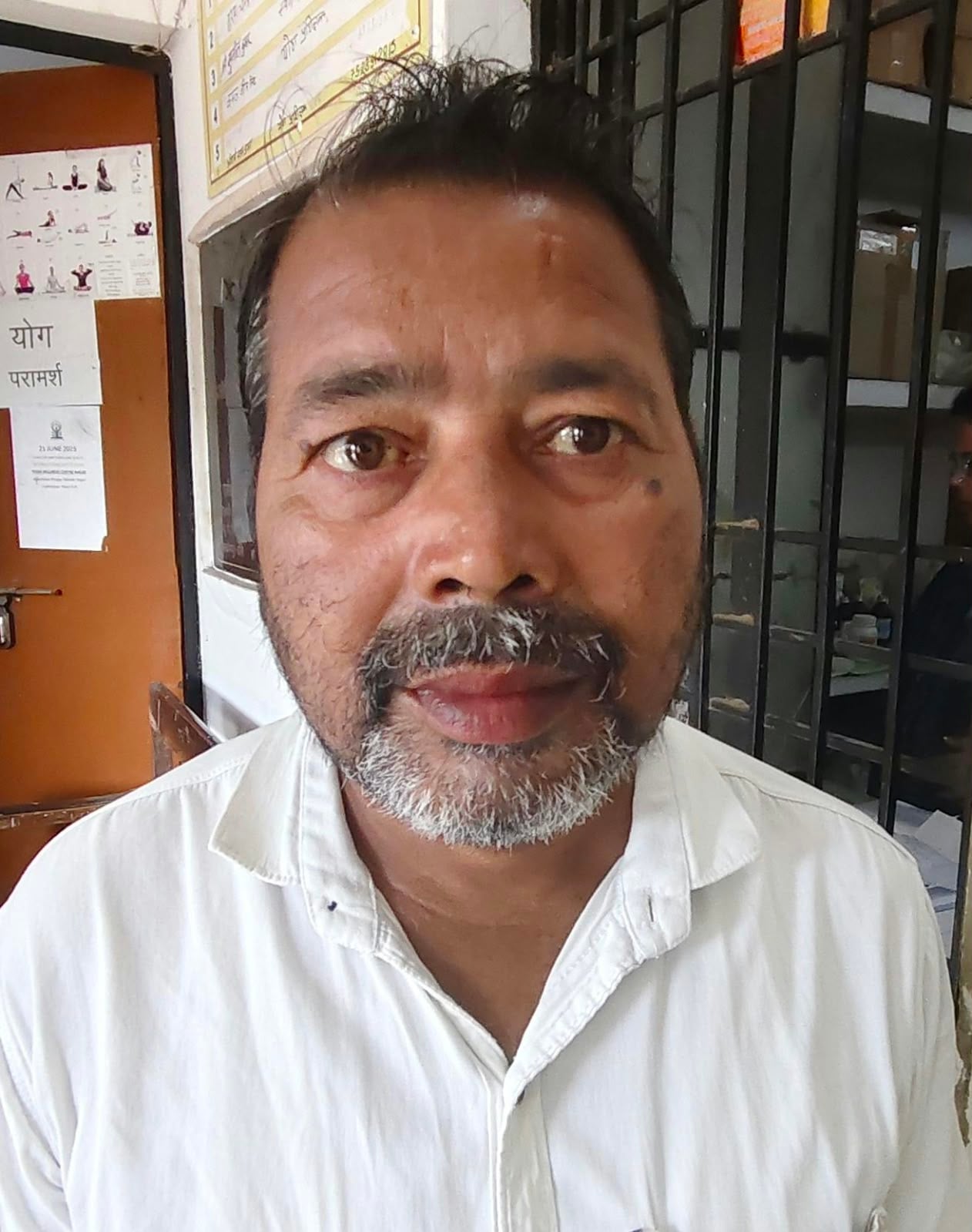 सिंगाही के आयुर्वेदिक चिकित्सालय पर लटकता ताला। संवाद
