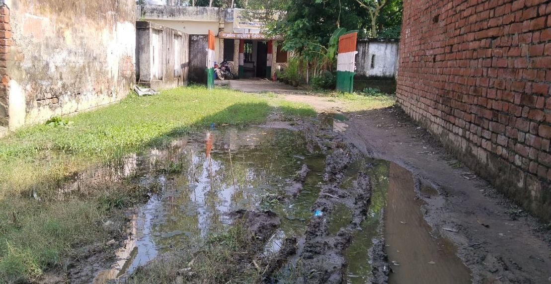 सिंगाही के आयुर्वेदिक चिकित्सालय पर लटकता ताला। संवाद