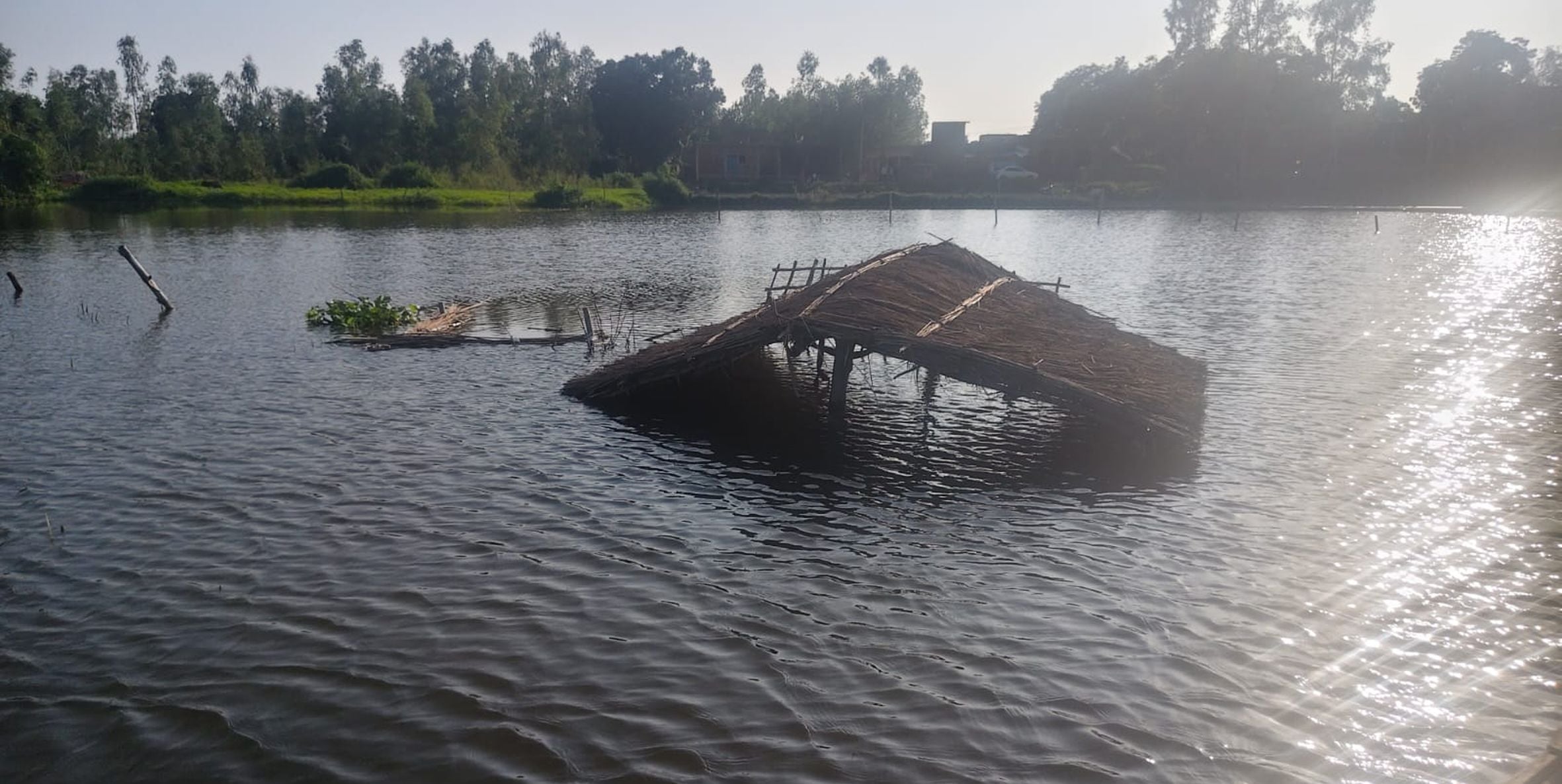 सई में बाढ़ आने से मैना हार कटरा गांव को जाने वाले रास्ते पर हुए जलभराव से निकलते बच्चे व ग्राम सई में बाढ़ आने से मैना हार कटरा गांव को जाने वाले रास्ते पर हुए जलभराव से निकलते बच्चे व ग्राम