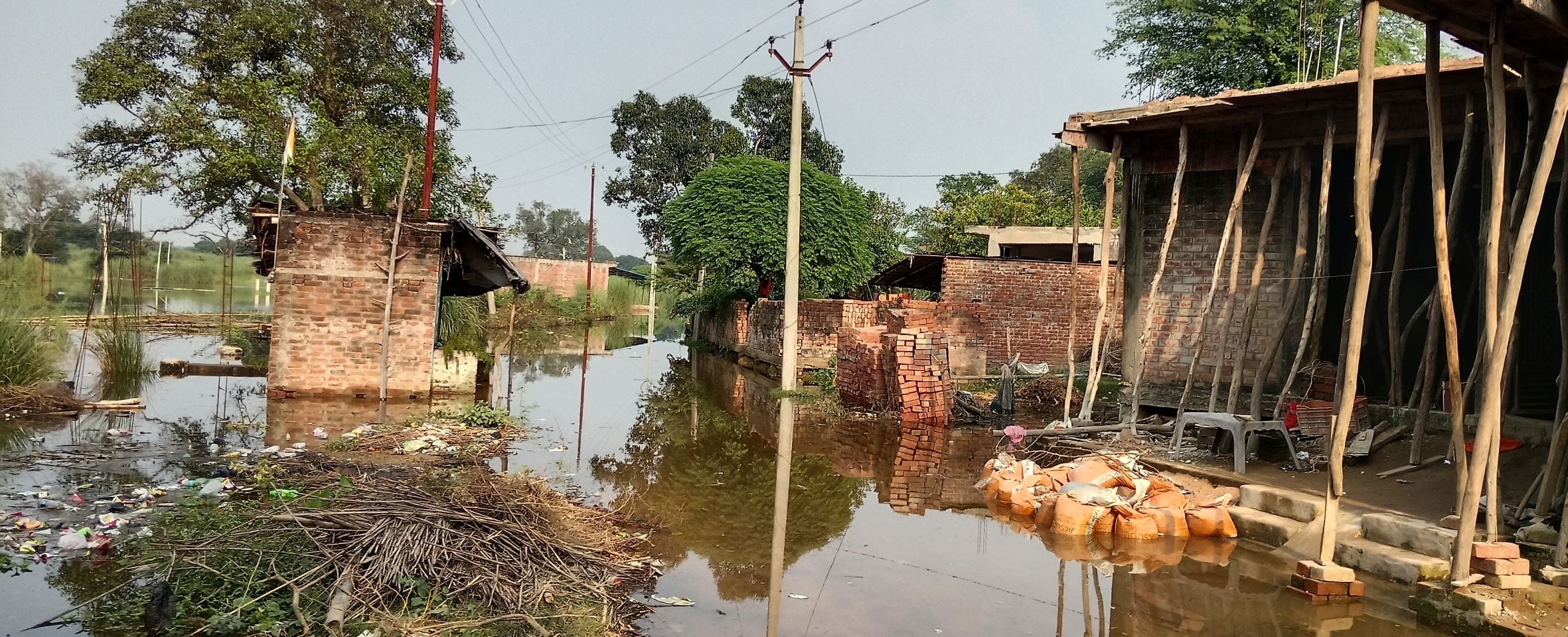 सई में बाढ़ आने से मैना हार कटरा गांव को जाने वाले रास्ते पर हुए जलभराव से निकलते बच्चे व ग्राम सई में बाढ़ आने से मैना हार कटरा गांव को जाने वाले रास्ते पर हुए जलभराव से निकलते बच्चे व ग्राम