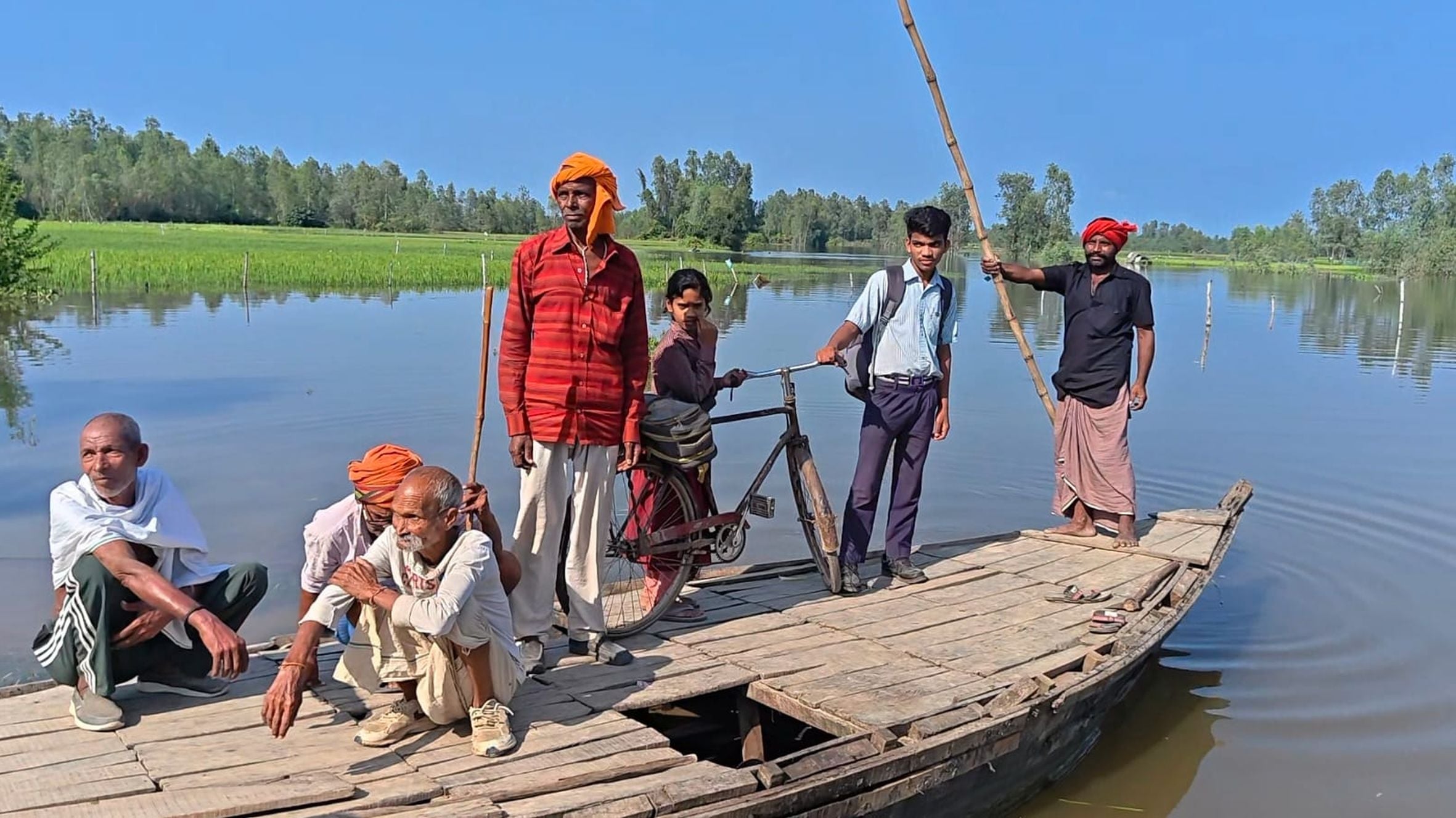 सई में बाढ़ आने से मैना हार कटरा गांव को जाने वाले रास्ते पर हुए जलभराव से निकलते बच्चे व ग्राम सई में बाढ़ आने से मैना हार कटरा गांव को जाने वाले रास्ते पर हुए जलभराव से निकलते बच्चे व ग्राम