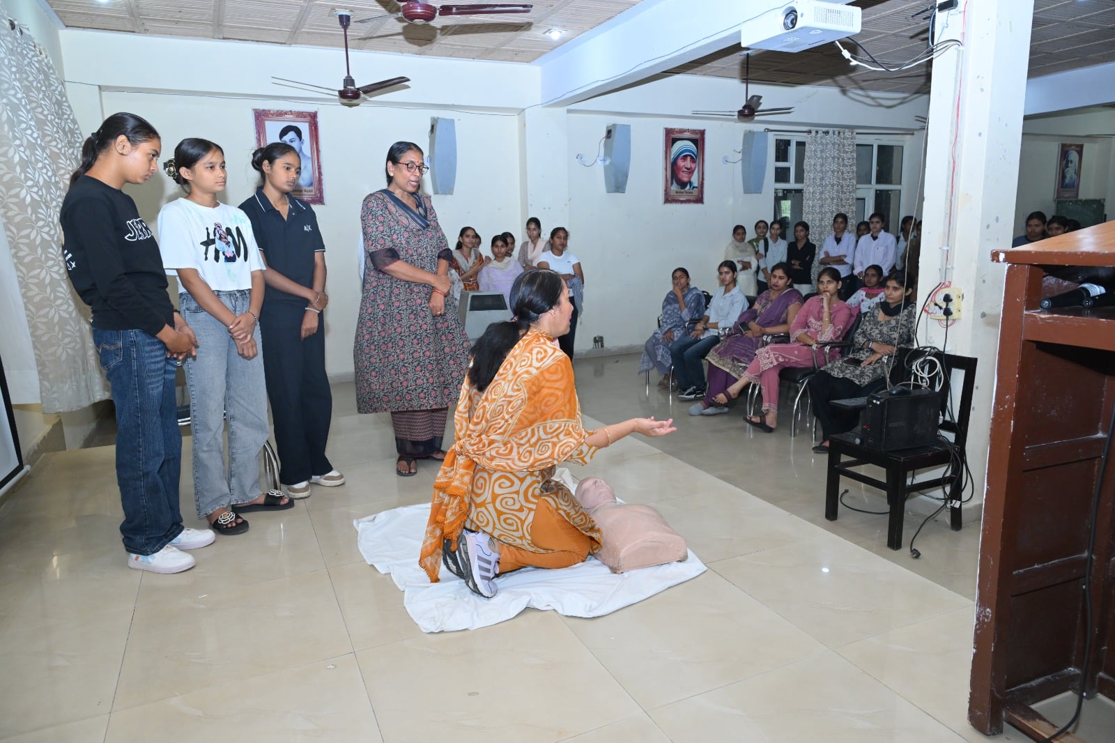सीपीआर देने की प्रक्रिया समझाते हुए मास्टर ट्रेनर अंजू शर्मा। विज्ञप्ति सीपीआर देने की प्रक्रिया समझाते हुए मास्टर ट्रेनर अंजू शर्मा। विज्ञप्ति