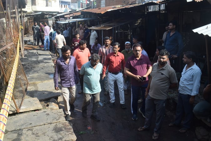 सीपरी बाजार सब्जी मंडी में आग लगने के बाद जलकर खाक सीपरी बाजार सब्जी मंडी में आग लगने के बाद जलकर खाक