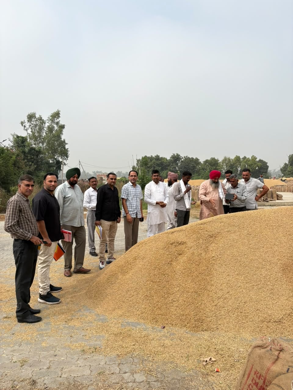 सीवन अनाज मंडी में धान की खरीद करते अधिकारी व कर्मचारी। विज्ञप्ति