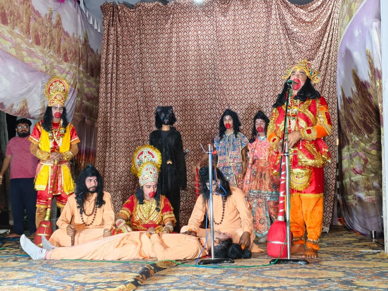सीवन में रामलीला के अंतिम मंचन के दौरान अपने किरदार का अभिनय करते कलाकार। संवाद सीवन में रामलीला के अंतिम मंचन के दौरान अपने किरदार का अभिनय करते कलाकार। संवाद