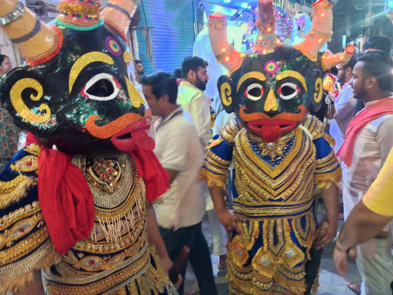 शोभायात्रा में विष्णु और शिव के स्वरूप। सभा