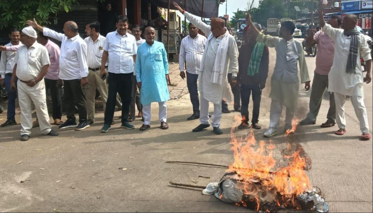 शहर में प्रदर्शन करते कांग्रेसी व करनैलगंज में फूंका गया पुतला। संवाद शहर में प्रदर्शन करते कांग्रेसी व करनैलगंज में फूंका गया पुतला। संवाद
